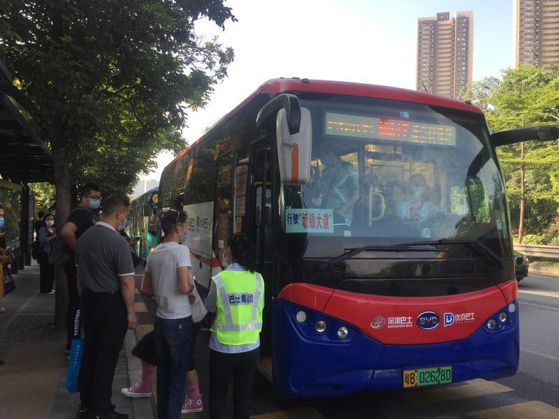 一路通畅！早上7时，M417路公交率先行驶坂银大道……