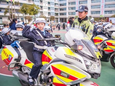 安全童行 平安相伴，宝安区新安街道系列关爱活动让孩子们的上学路成为平安路