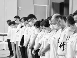 广东医疗队与武汉市民共同悼念牺牲医护和新冠肺炎逝者