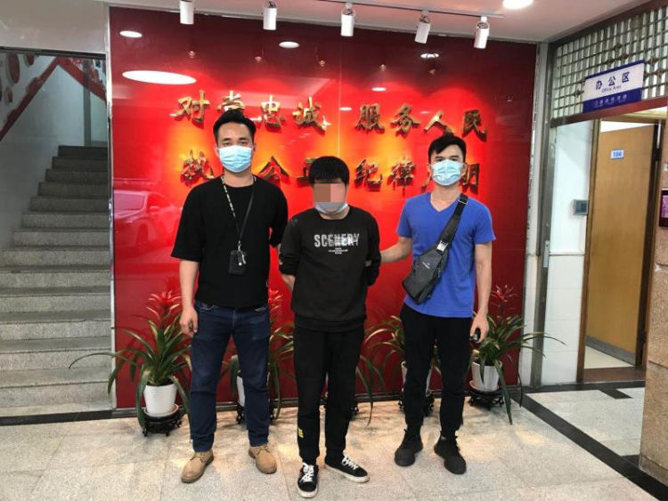女司机车内惊现他人用过的口罩，监控录像拍下了整个事件经过……