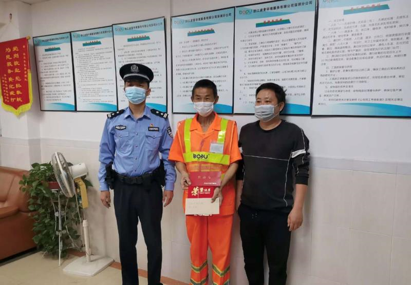 粗心男子丢弃塞一万现金的枕头，幸亏遇上拾金不昧的环卫工人