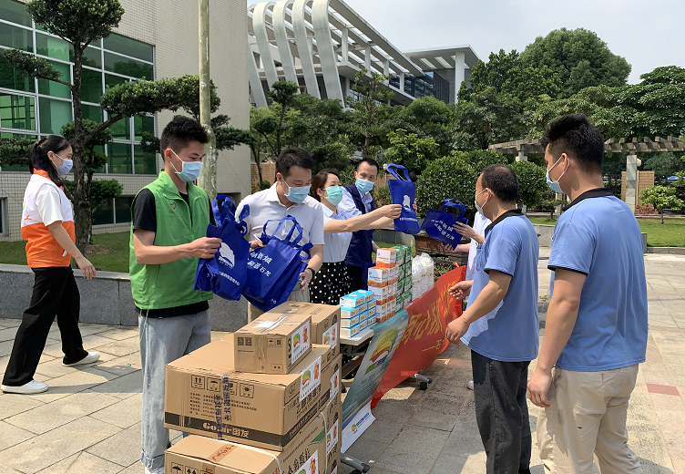 把关爱送到家门口！东莞石龙给返岗工人派发物品