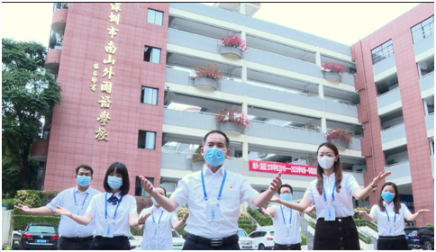 返校复课后，师生在校园内需全员佩戴口罩！