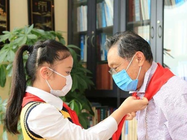 不说不知道，原来钟南山院士是广东第一批少先队员之一！