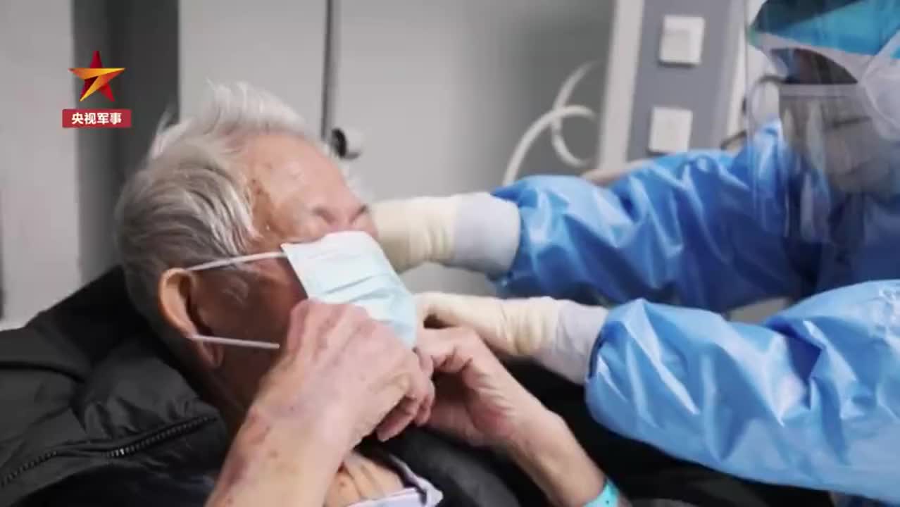 407名援鄂战士摘下口罩的瞬间
