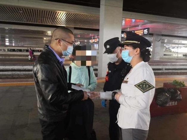 14岁女孩不想上网课离家出走，幸被铁路警方找回