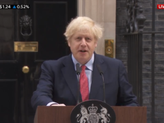 英首相病愈后首次公开亮相：感谢英国民众