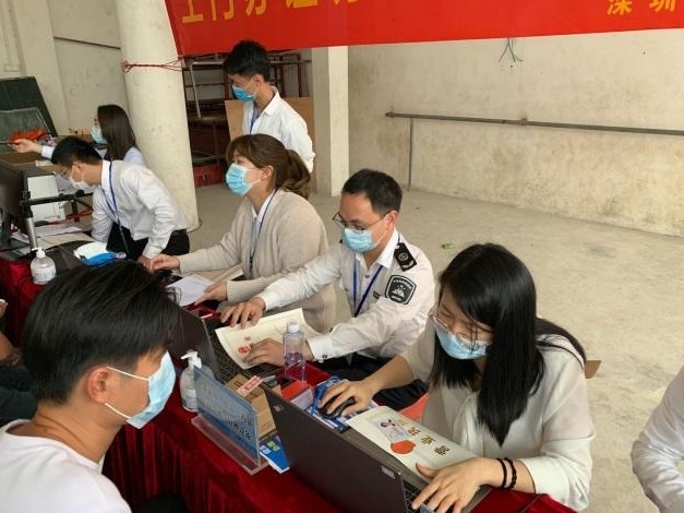上门办证办照，市市场监管局深汕局深入群众提供服务