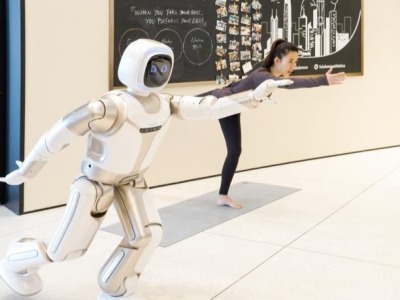 机器人直播做瑜伽 暖科技引领生活新方式