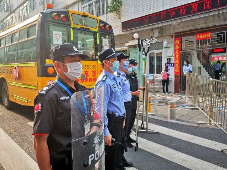 “见警察见警车见警灯” 罗湖警方强力护航校园复课