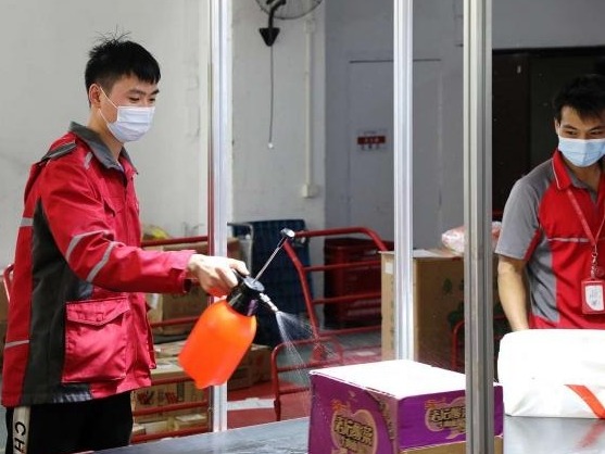 深圳快递小哥日均派出680多万个快递包裹