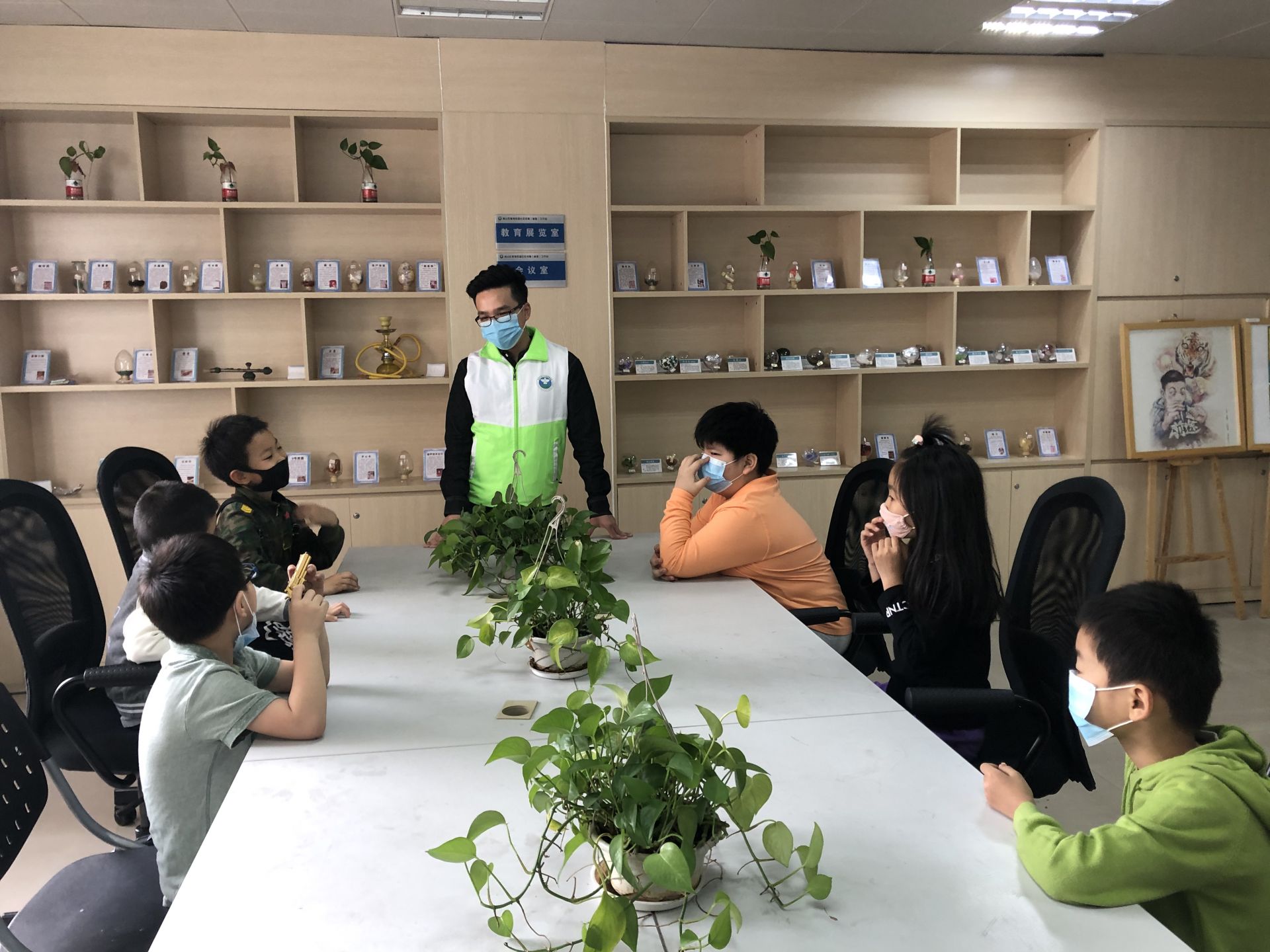 南山粤海街道组织青少年参观禁毒工作站活动