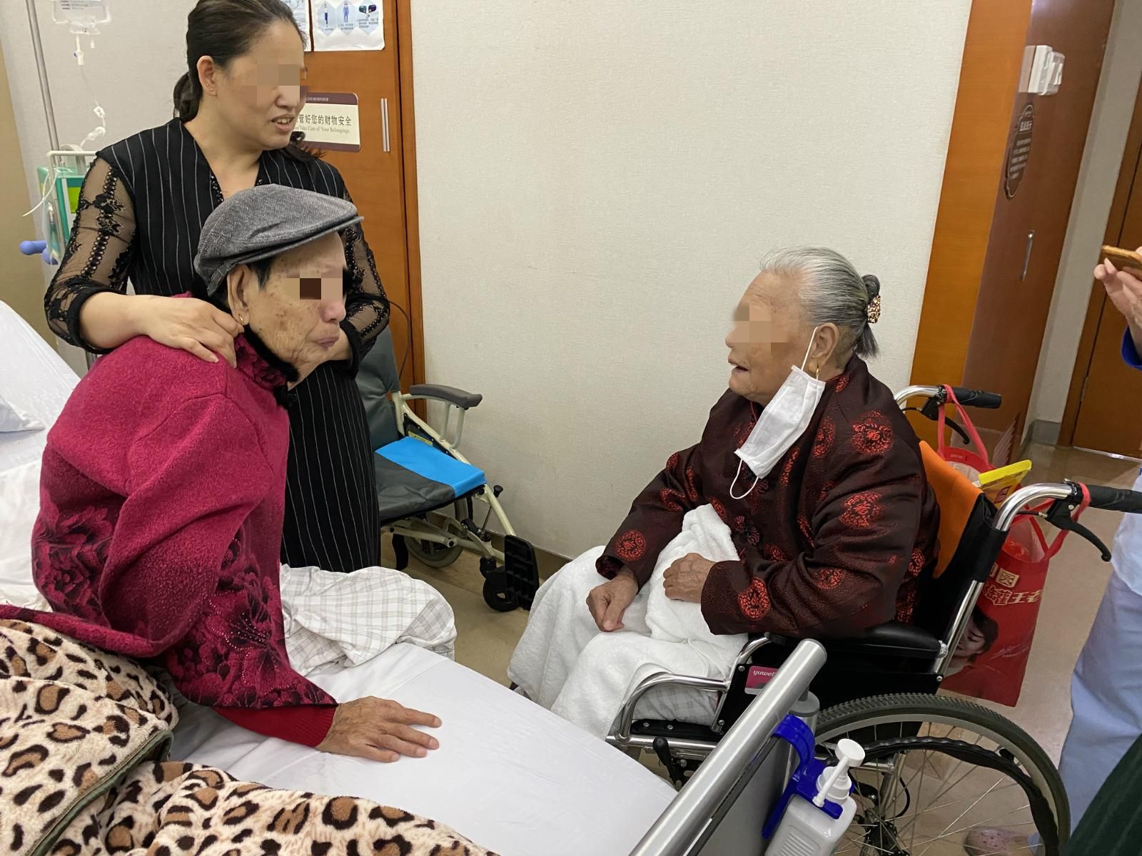 这一幕暖心！古稀老人相隔40年后再重逢