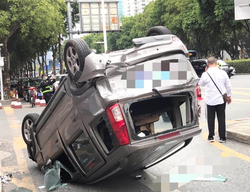 新洲路两车追尾，致其中一车侧翻