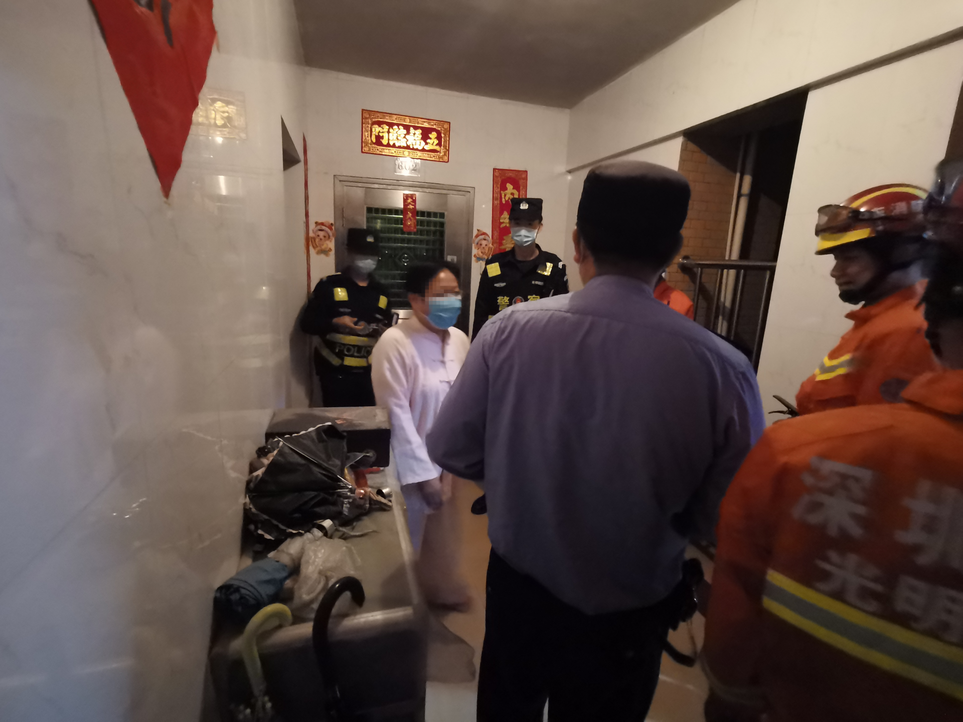 有惊无险！女子被困电梯50分钟 公安消防联合施救