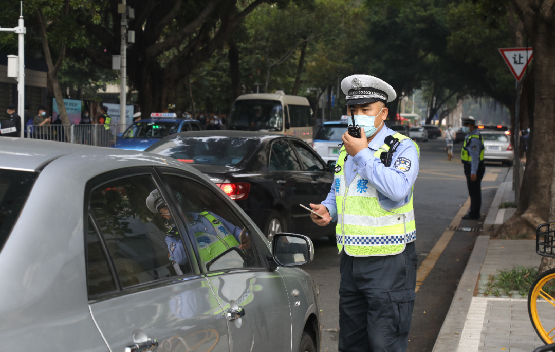 开学首日深圳道路交通早高峰提前 交警恢复“护学岗”