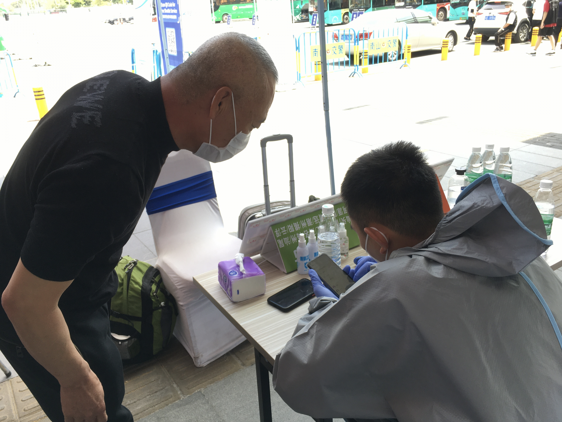 深圳实行所有普通入境旅客就地隔离新规后续报道：多数旅客表示“在哪隔离都一样”