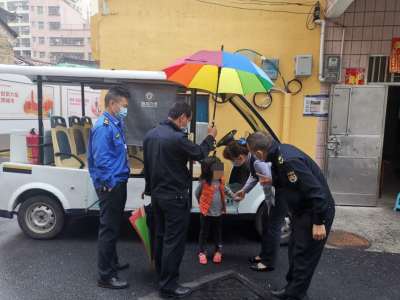 5岁女孩雨中走丢 公明执法队队员出手相助