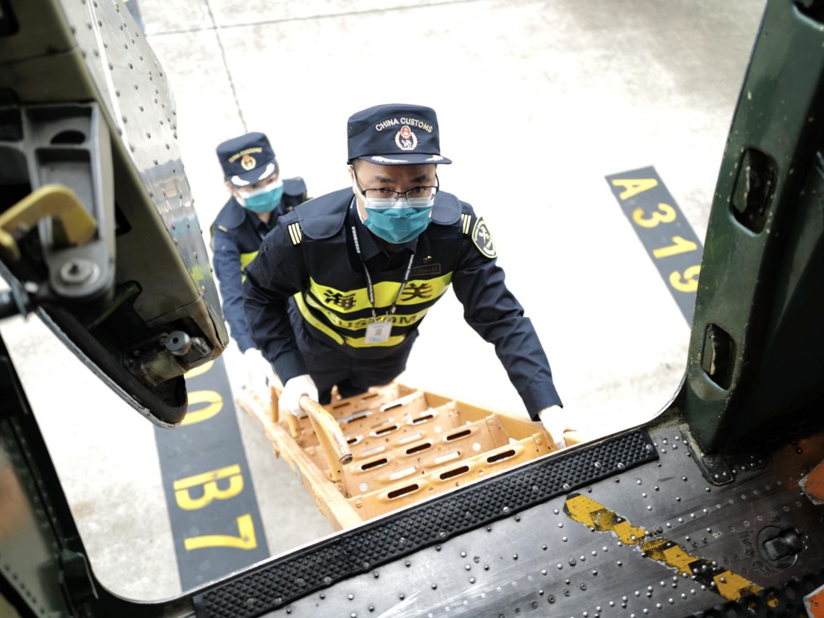 客机变身国际航线“货机”  深圳海关保障防疫物资“飞全球”