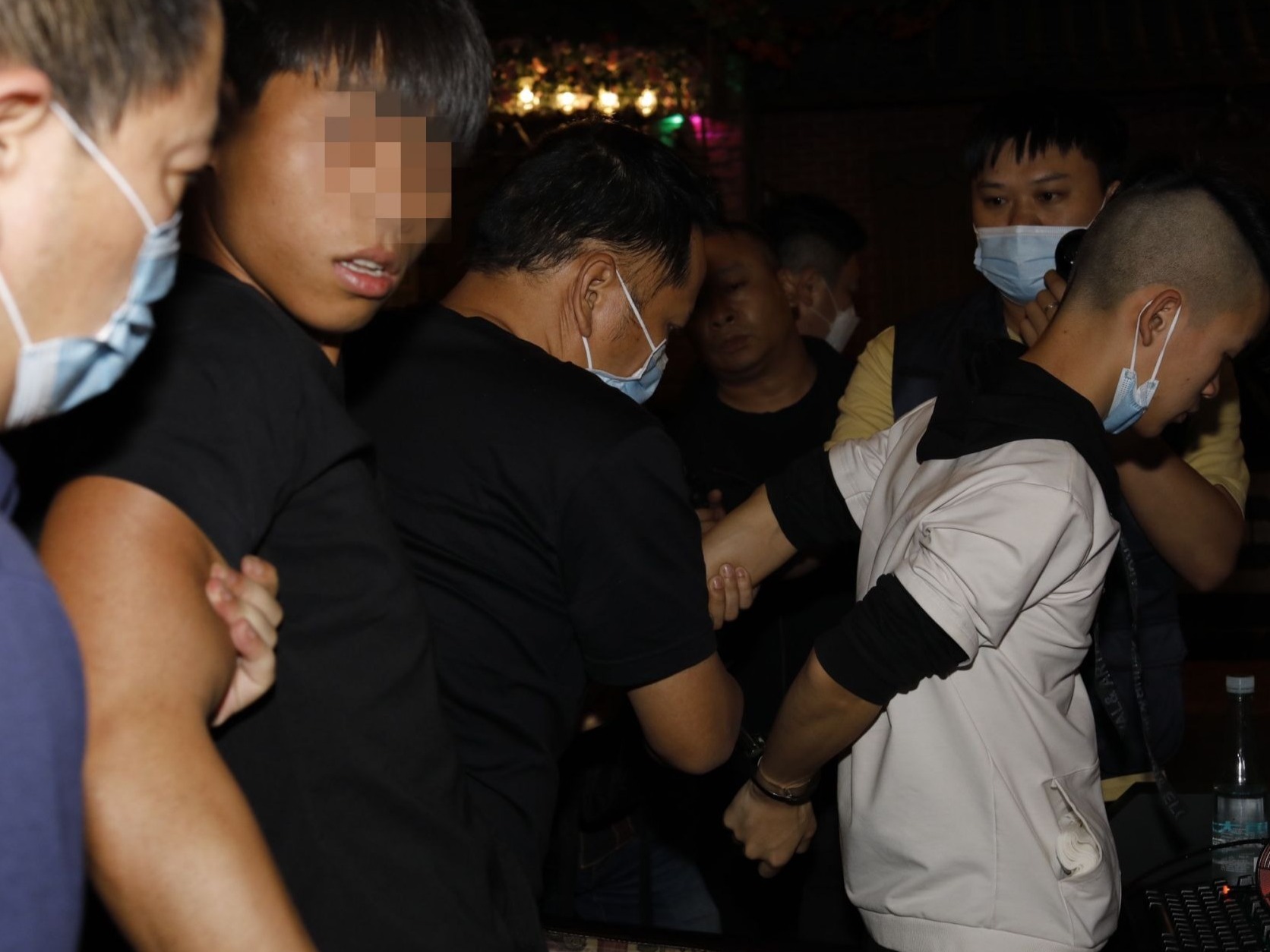 “零零后老贼”出狱结伙 多次砸车窗盗窃财物