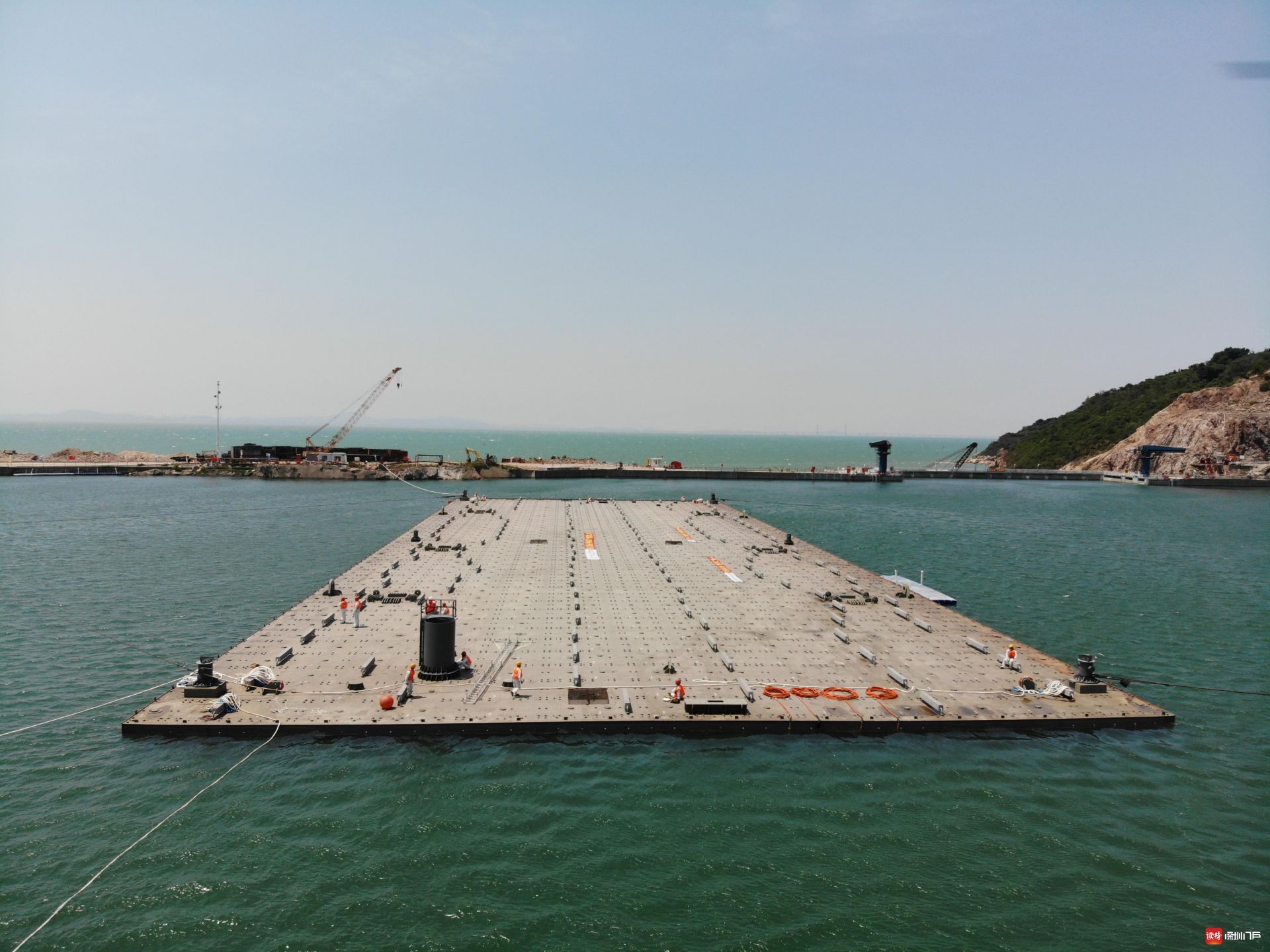 200台智能车发力挪动6万吨“巨无霸”，深中通道首节沉管顺利横移至深坞区