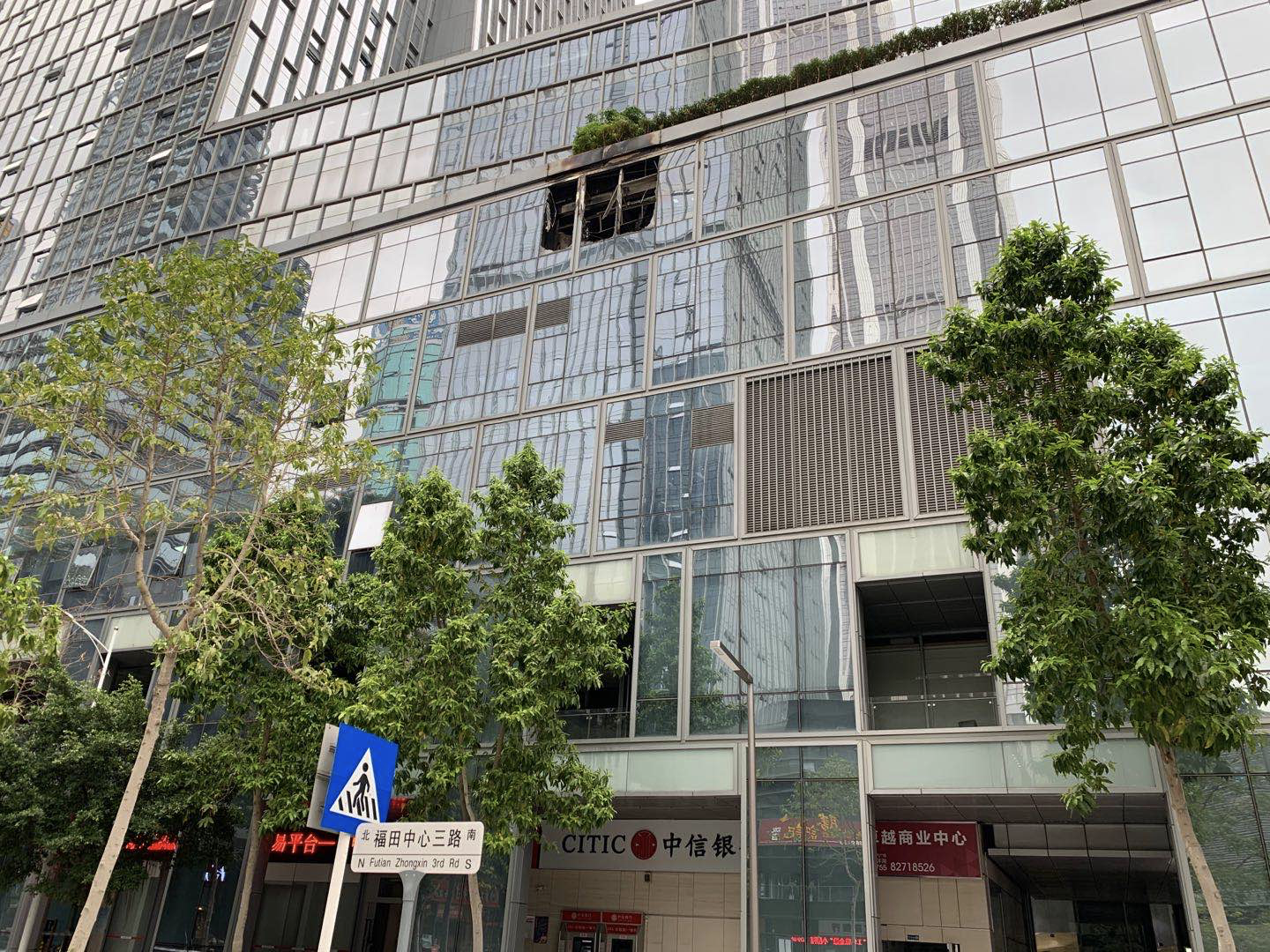 突发！深圳会展中心附近一酒店着火 目前火势已灭