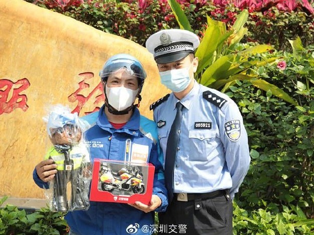 全城寻找的外卖小哥当上交安信息员了！佘友春，谢谢你！