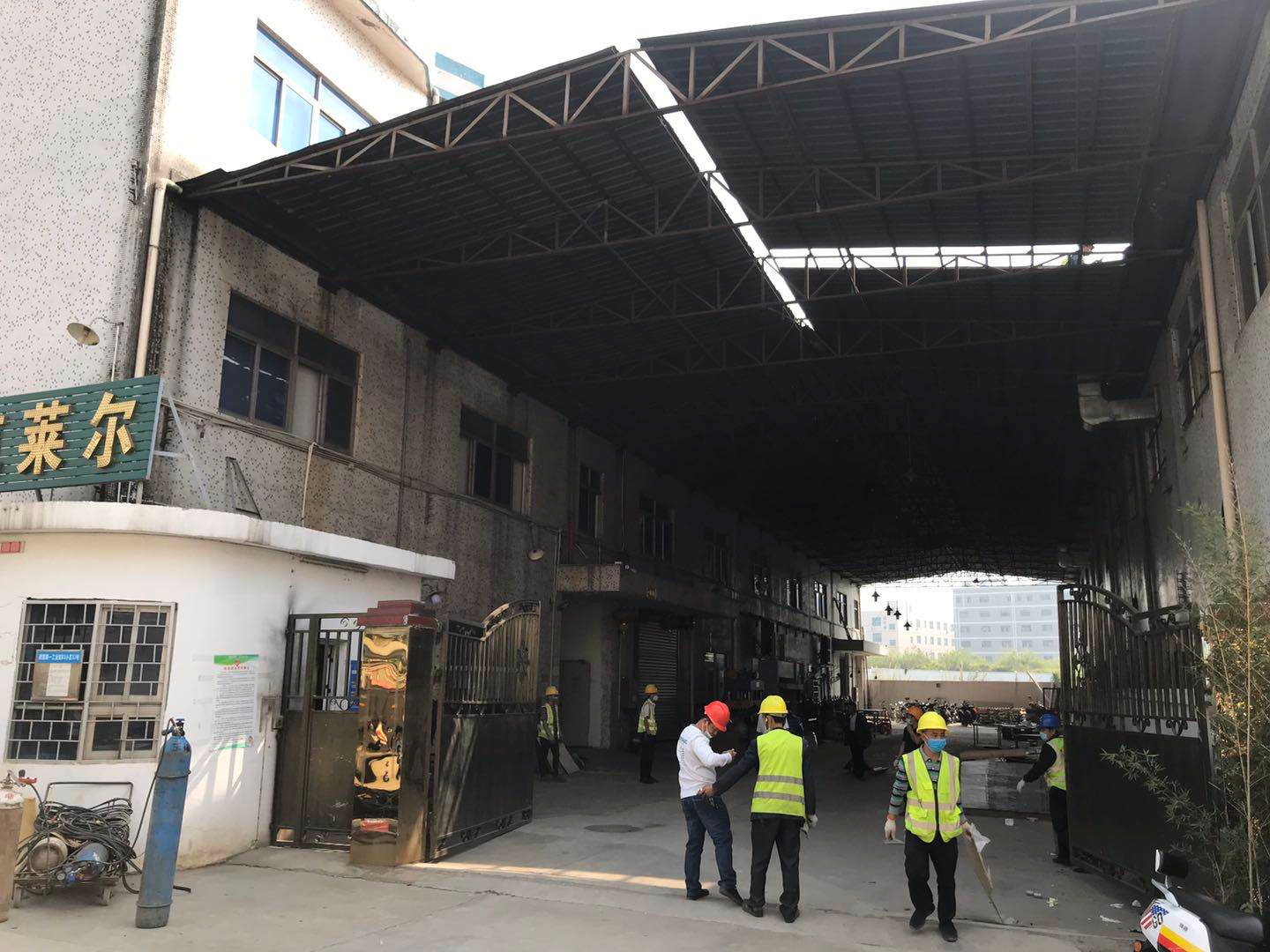 新庄社区拆除一处大面积违法搭建铁皮棚