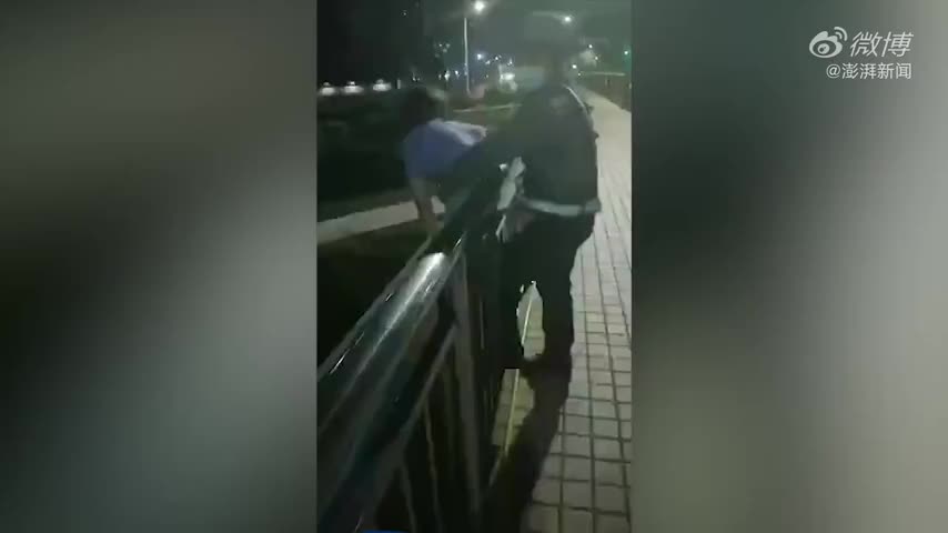 湖北代驾司机救下轻生女孩
