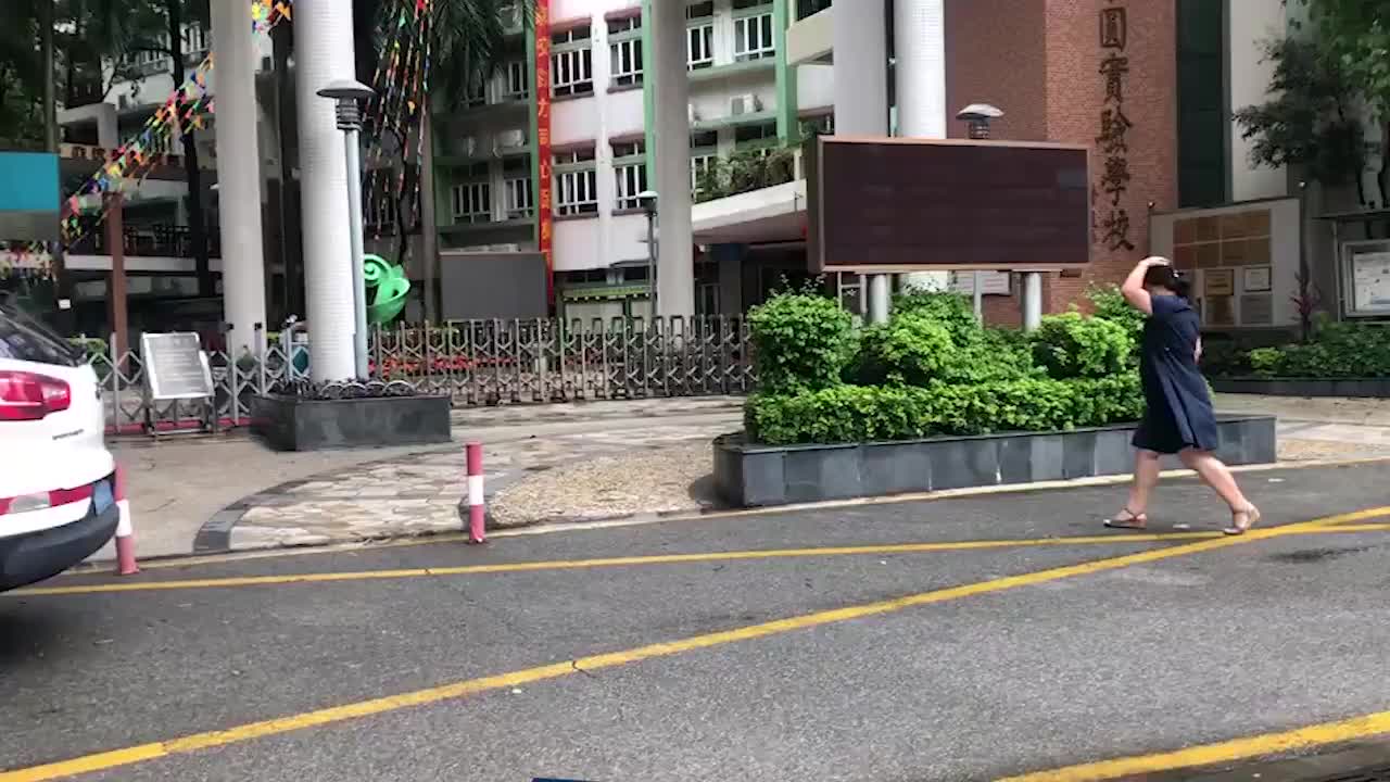 广州罚跑女教师陷网络暴力，曾回应“我也是受害者”