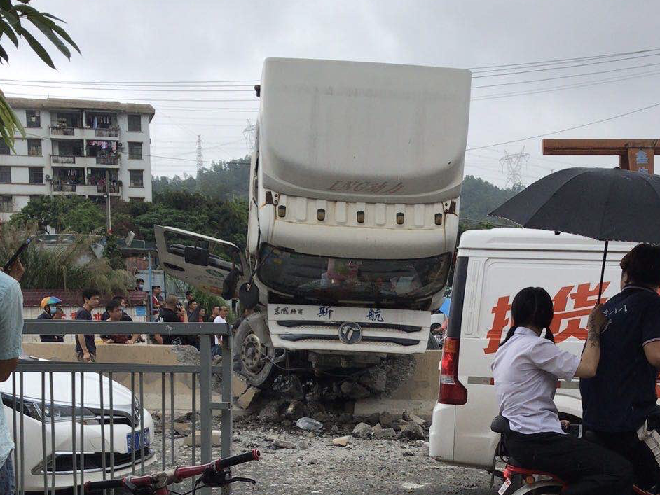 下坡刹车失灵大货车撞向路边小车，民警判定货车负全责 
