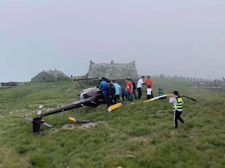江西武功山一观光直升机极低空侧翻，幸无人员伤亡