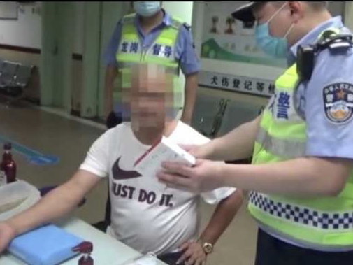 “今天下雨不会有交警查车”，他听了朋友这句话被交警抓了