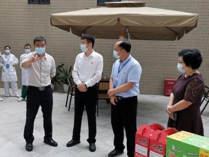 送关爱送温暖!龙岗区领导慰问南湾街道坚守健康驿站工作人员