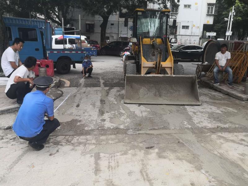 污染城市道路，罚！新安一铲车撒落污泥污染道路被罚5000元