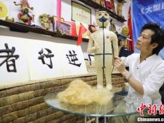 发雕作品《逆行者》在北京亮相