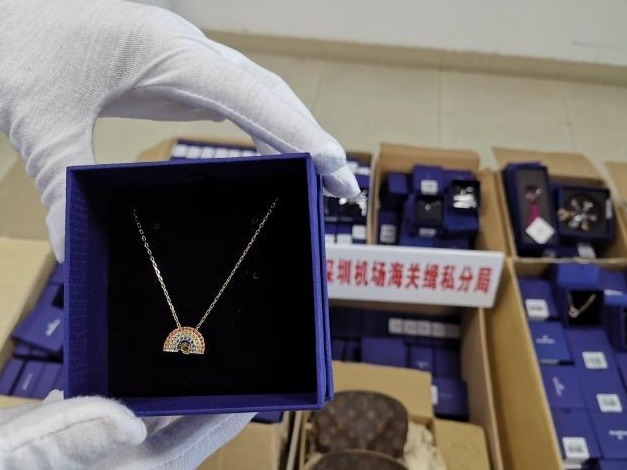 深圳海关连查多起奢侈品进口走私案 抓获涉案人员4人
