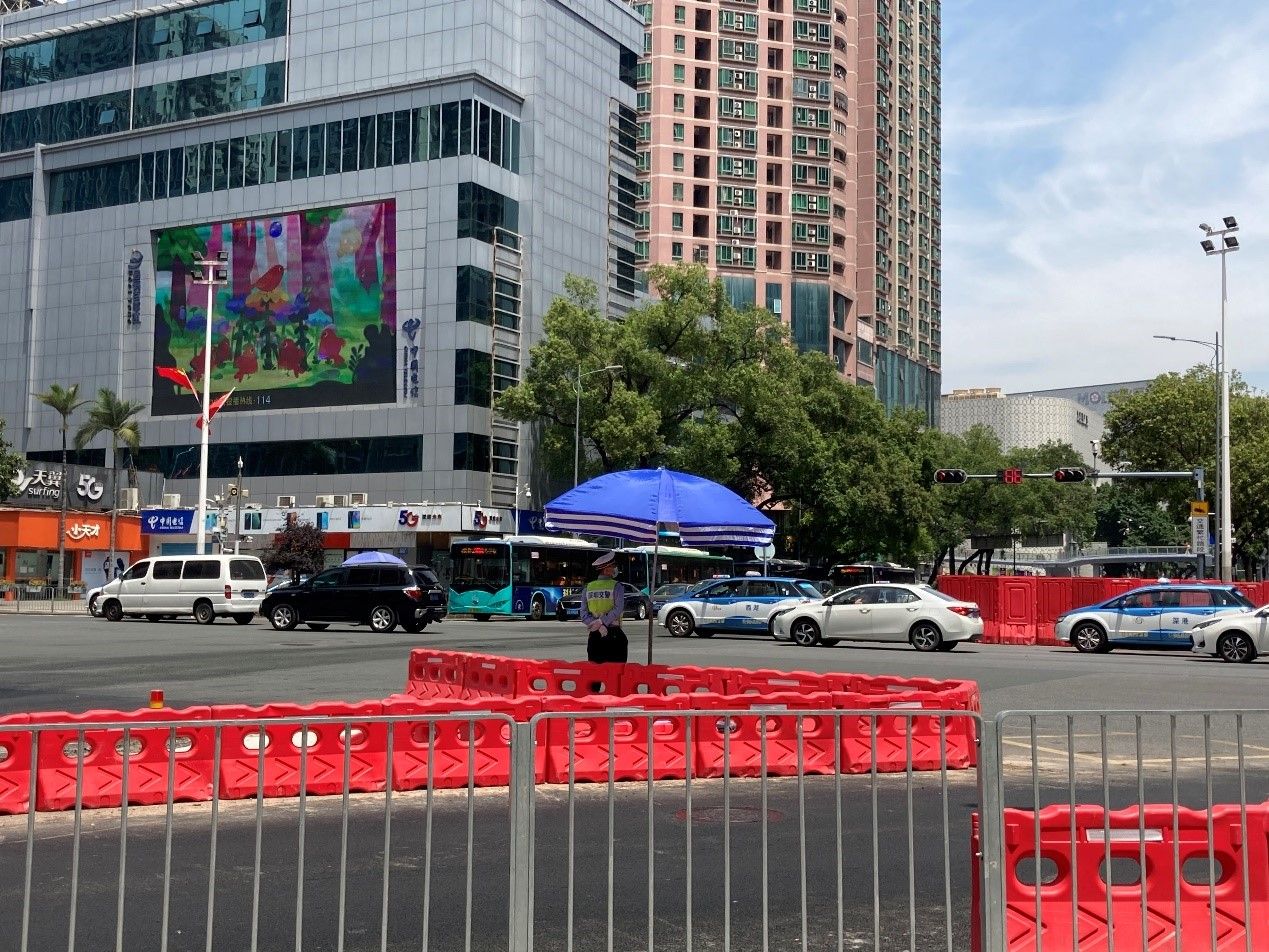 东门地下人行通道整治中，行人经过请绕行