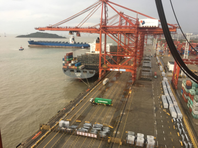 大铲湾码头完成首次整船换装业务