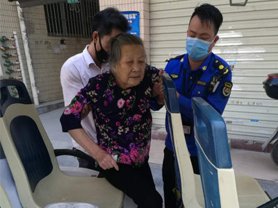 社区电瓶车秒变“救护车”，城品队员紧急护送老人就医