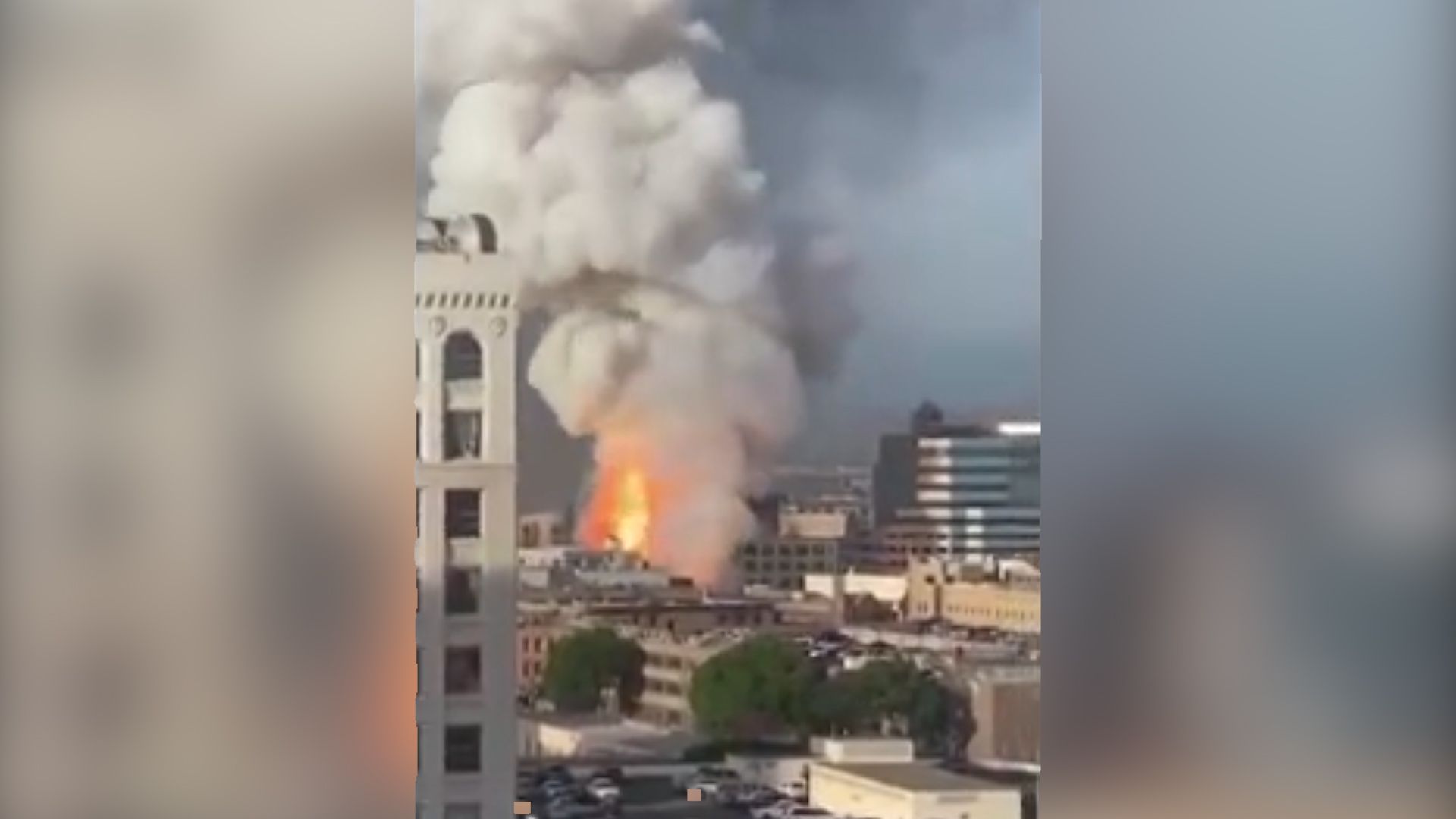 美国洛杉矶市中心突发爆炸！现场火光四起浓烟蔽日