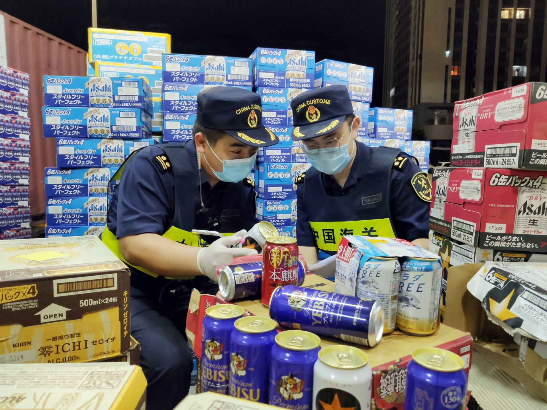 进口饮料中混藏啤酒万罐  沙头角海关查获一批未申报进口啤酒