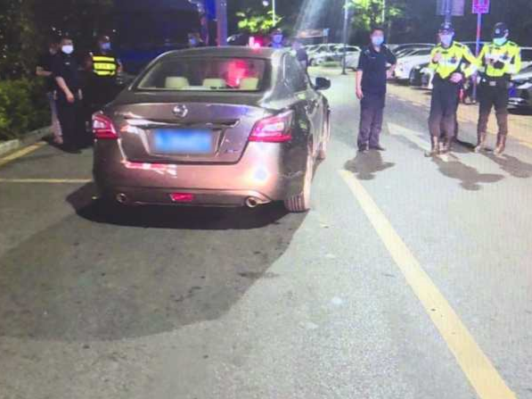 先撞水泥墩再撞三轮车 男子醉驾被抓验血时问“抽那么多血会不会超标”