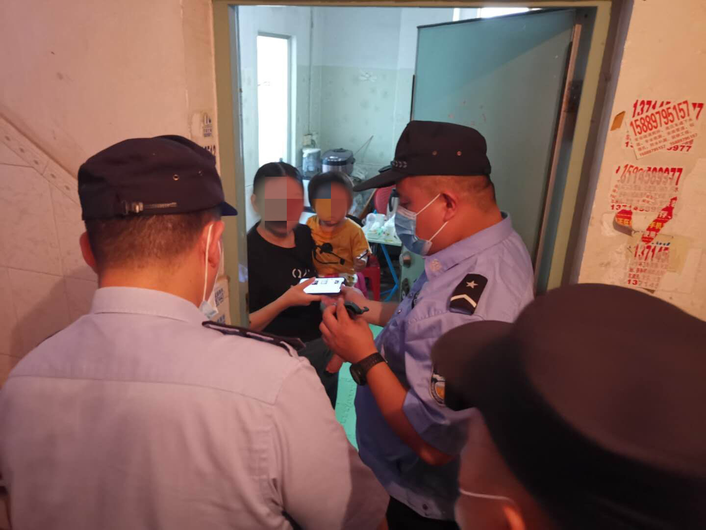 与假警察语音通话2小时，亏得真警察及时赶到苦口相劝