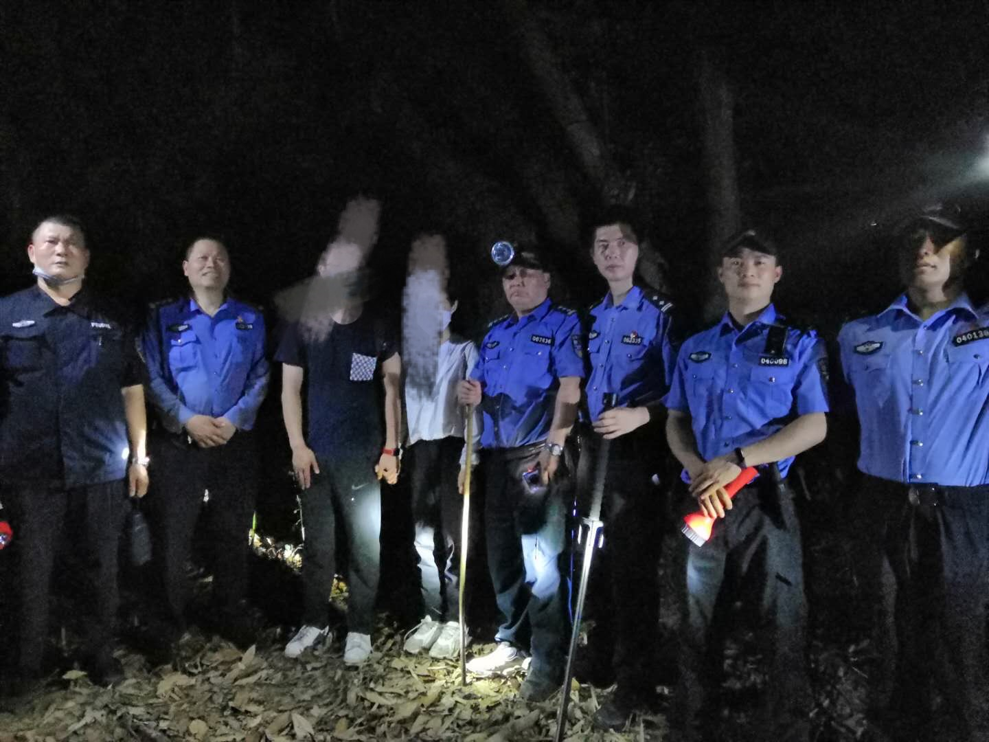 登山游客切勿自行开道，已有人迷路被困，警方深夜搜救7小时