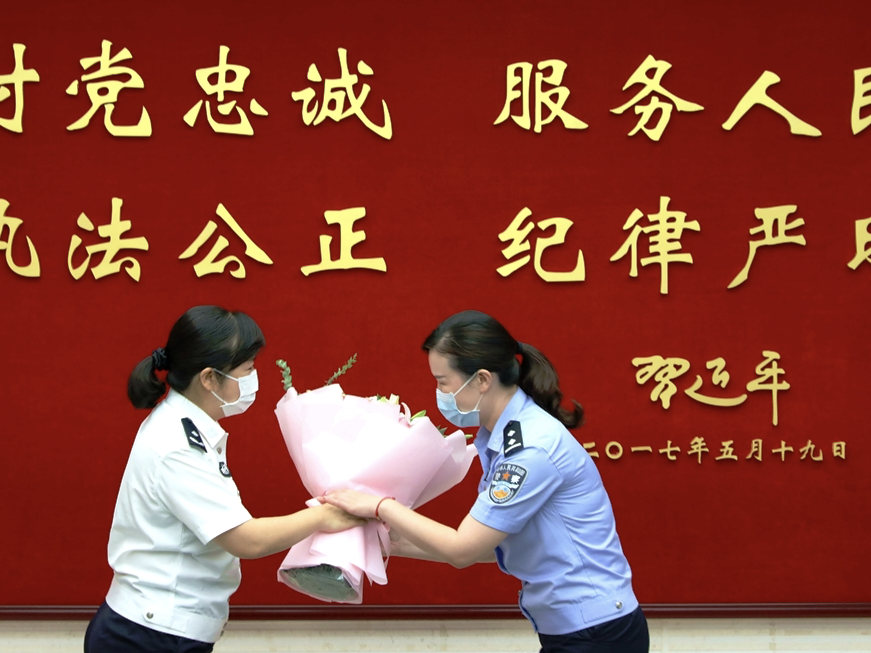皇岗边检站赴广西三江县支教的民警收到健康保健盒