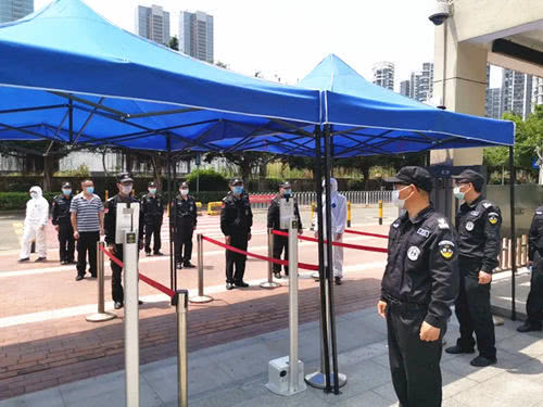 光明警方全力护航第三批学生返校复课