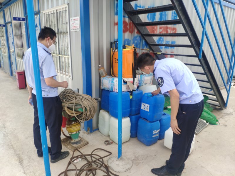 凤凰网格员巡查发现近1.7吨危化品 协助相关部门处置消除隐患 