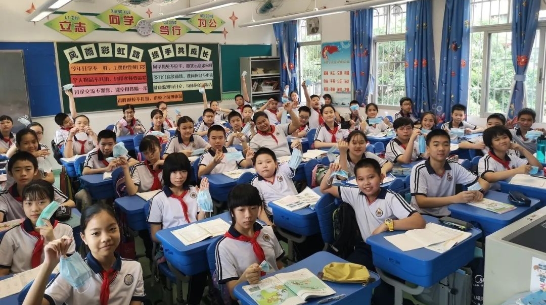 广州多区学生校内可不戴口罩了！你看，孩子们露出了笑脸