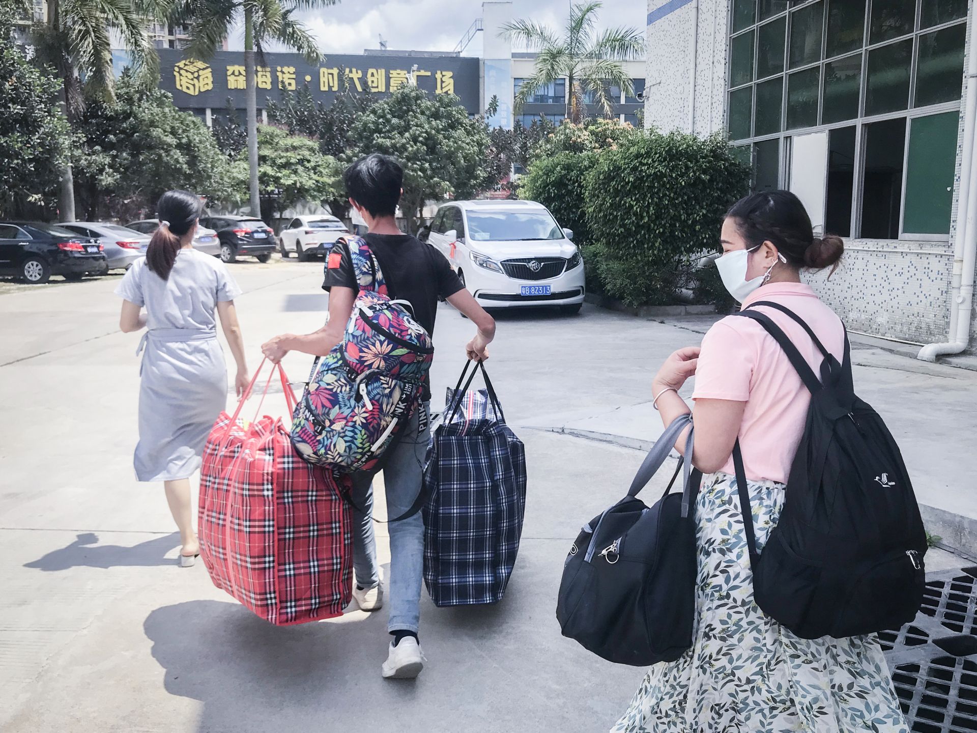 搭桥铺路持续推进就业扶贫 ——西九龙边检协助第二批山区群众来深务工